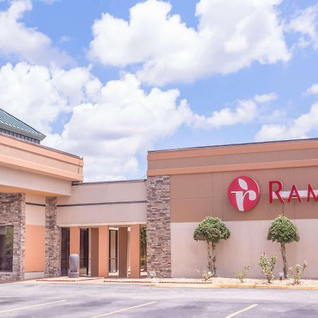Ramada By Wyndham Macon Hotel Buitenkant foto