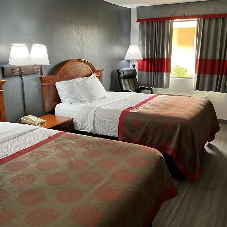 Ramada By Wyndham Macon Hotel Buitenkant foto