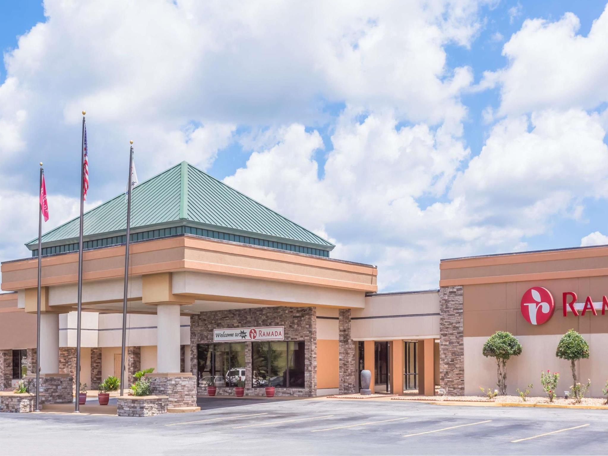 Ramada By Wyndham Macon Hotel Buitenkant foto