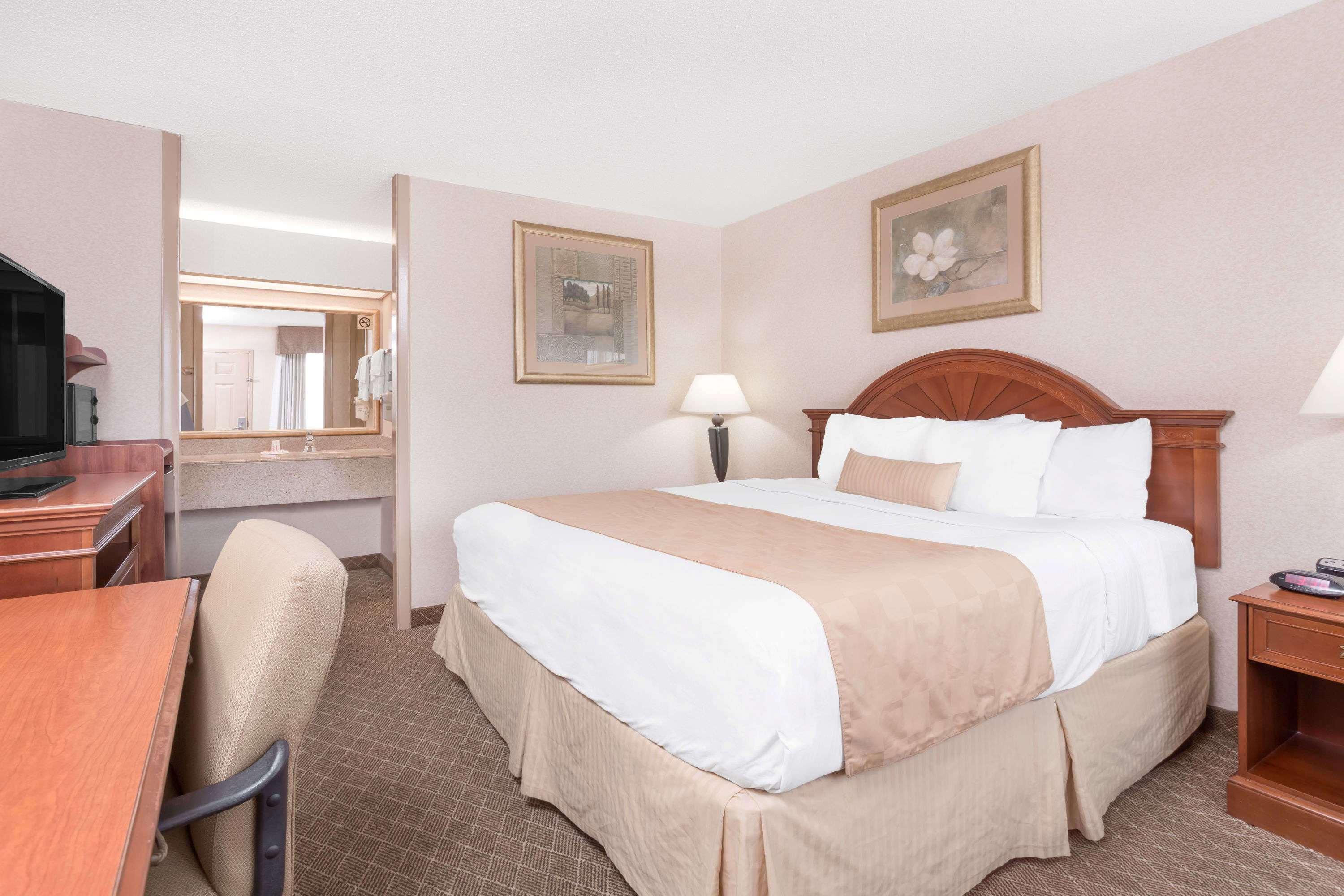 Ramada By Wyndham Macon Hotel Buitenkant foto