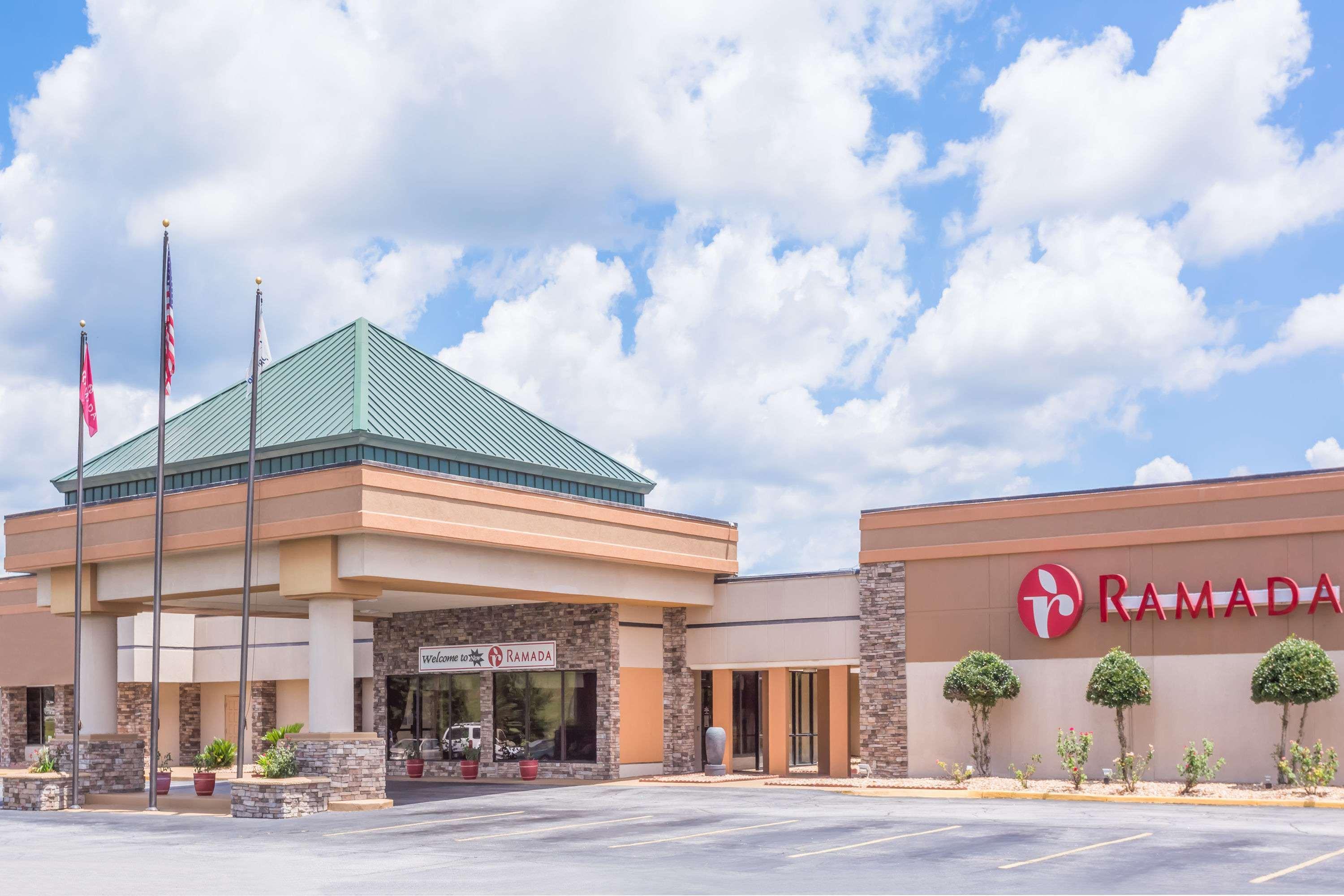 Ramada By Wyndham Macon Hotel Buitenkant foto