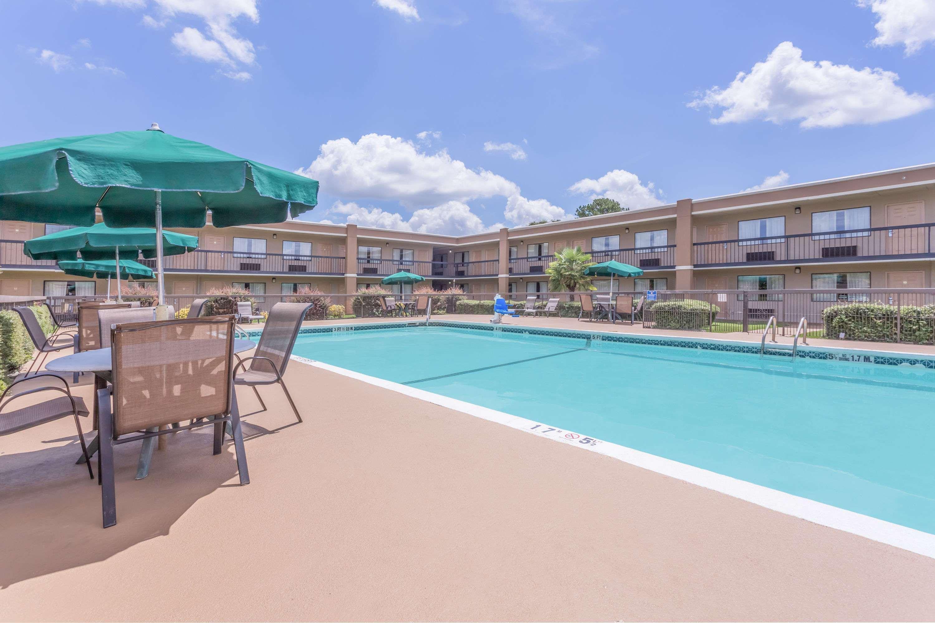 Ramada By Wyndham Macon Hotel Buitenkant foto
