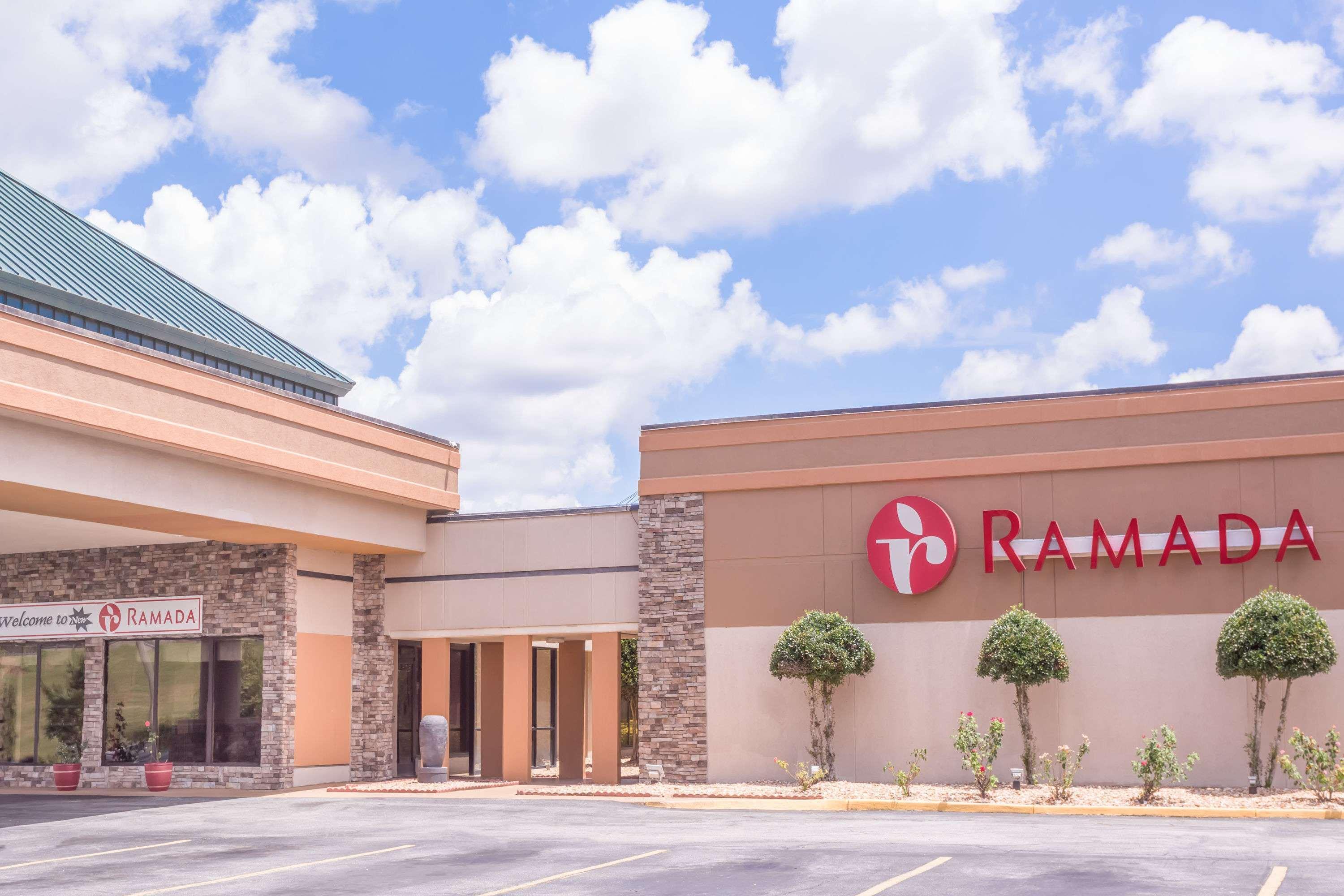 Ramada By Wyndham Macon Hotel Buitenkant foto