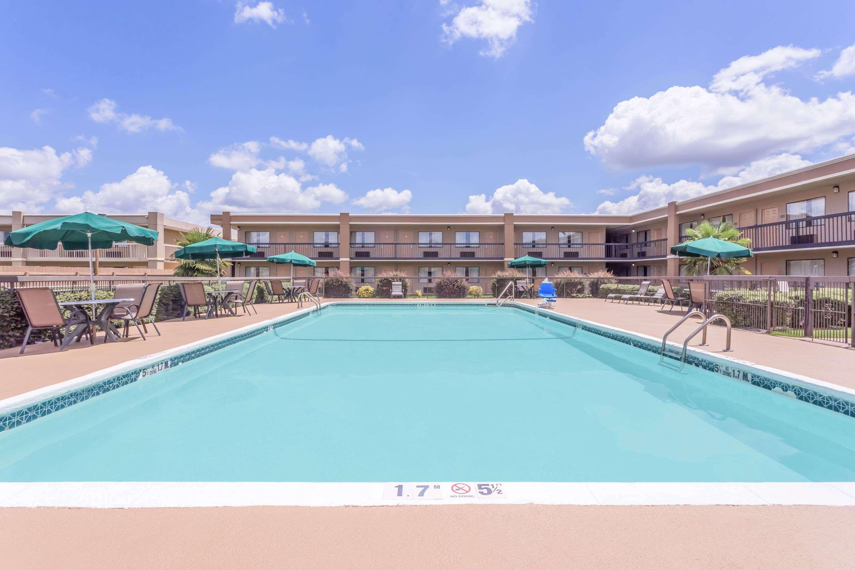 Ramada By Wyndham Macon Hotel Buitenkant foto