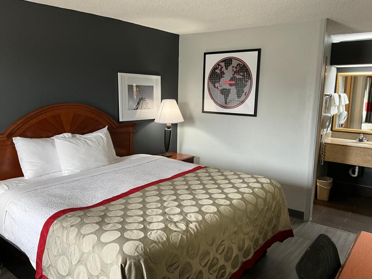 Ramada By Wyndham Macon Hotel Buitenkant foto
