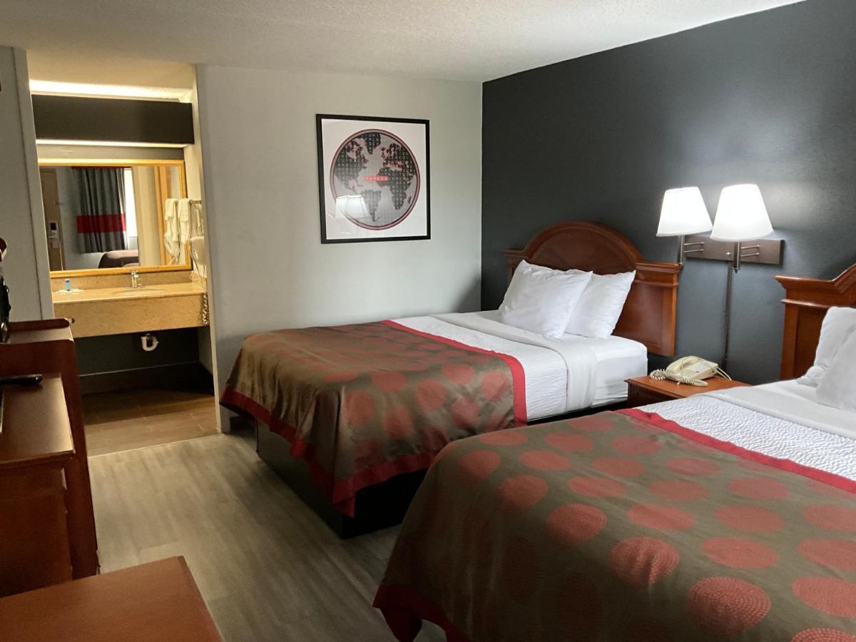 Ramada By Wyndham Macon Hotel Buitenkant foto