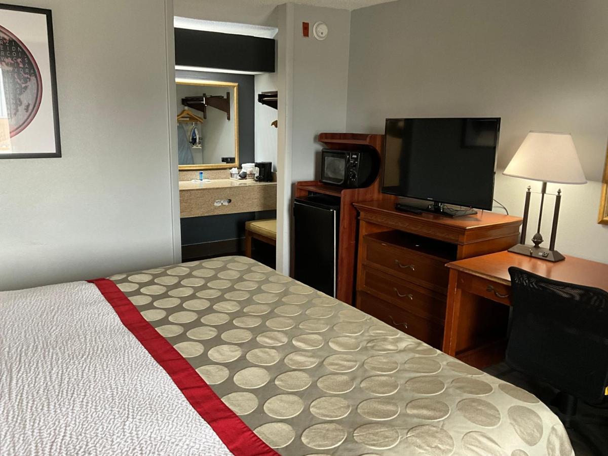 Ramada By Wyndham Macon Hotel Buitenkant foto