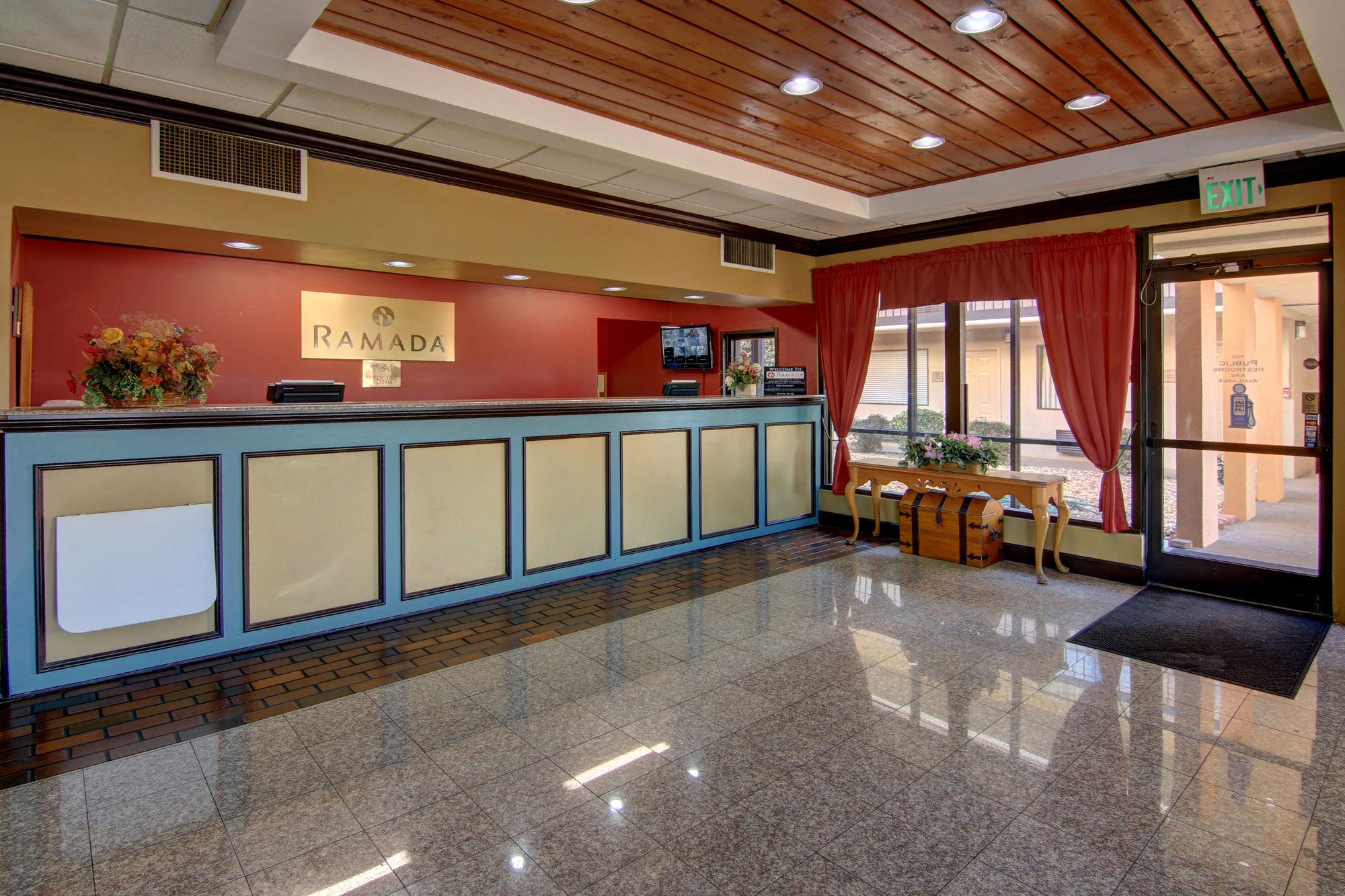 Ramada By Wyndham Macon Hotel Buitenkant foto