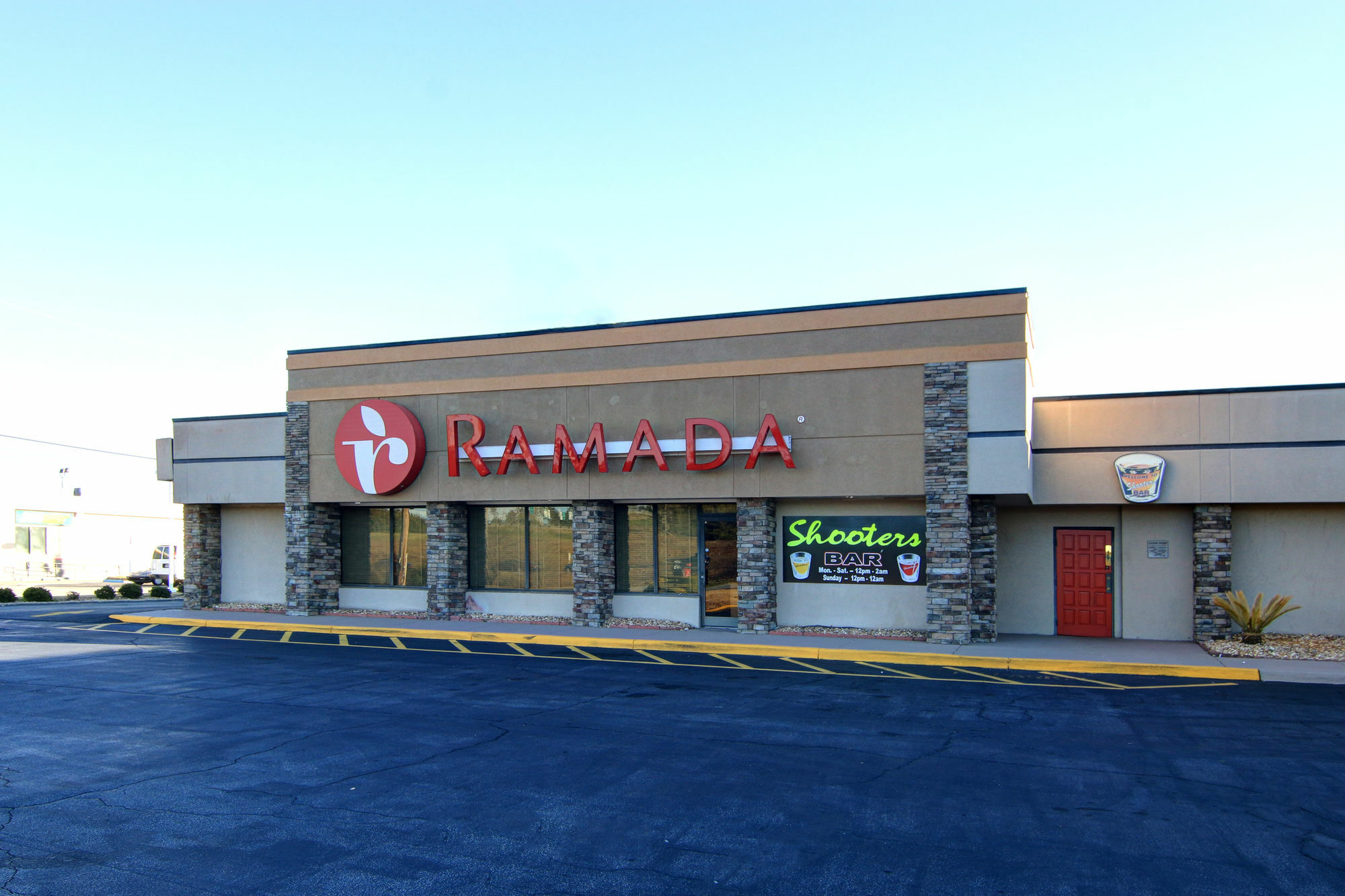 Ramada By Wyndham Macon Hotel Buitenkant foto