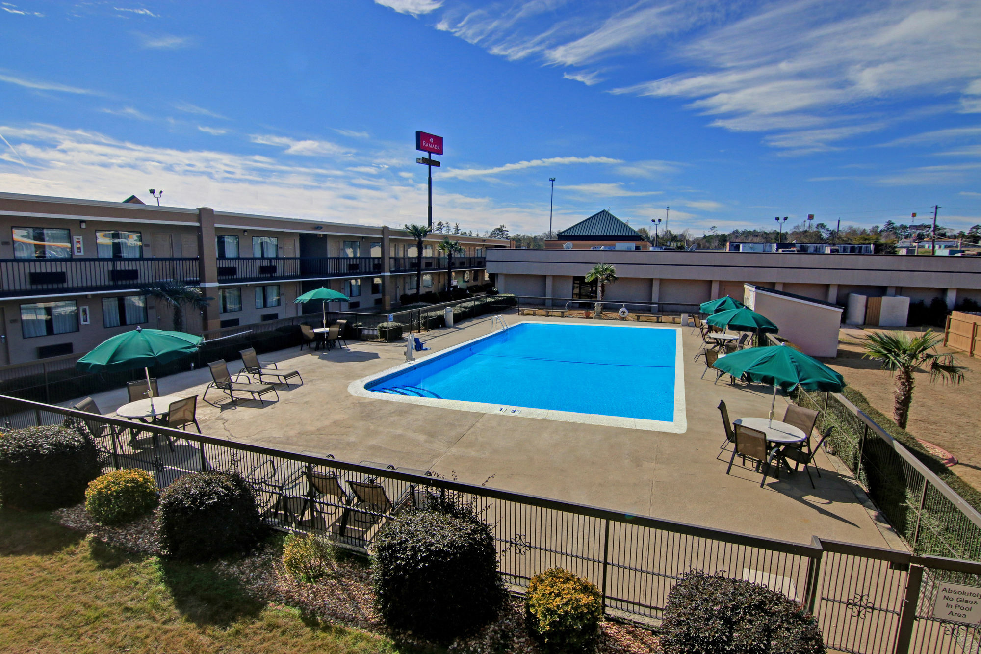 Ramada By Wyndham Macon Hotel Buitenkant foto