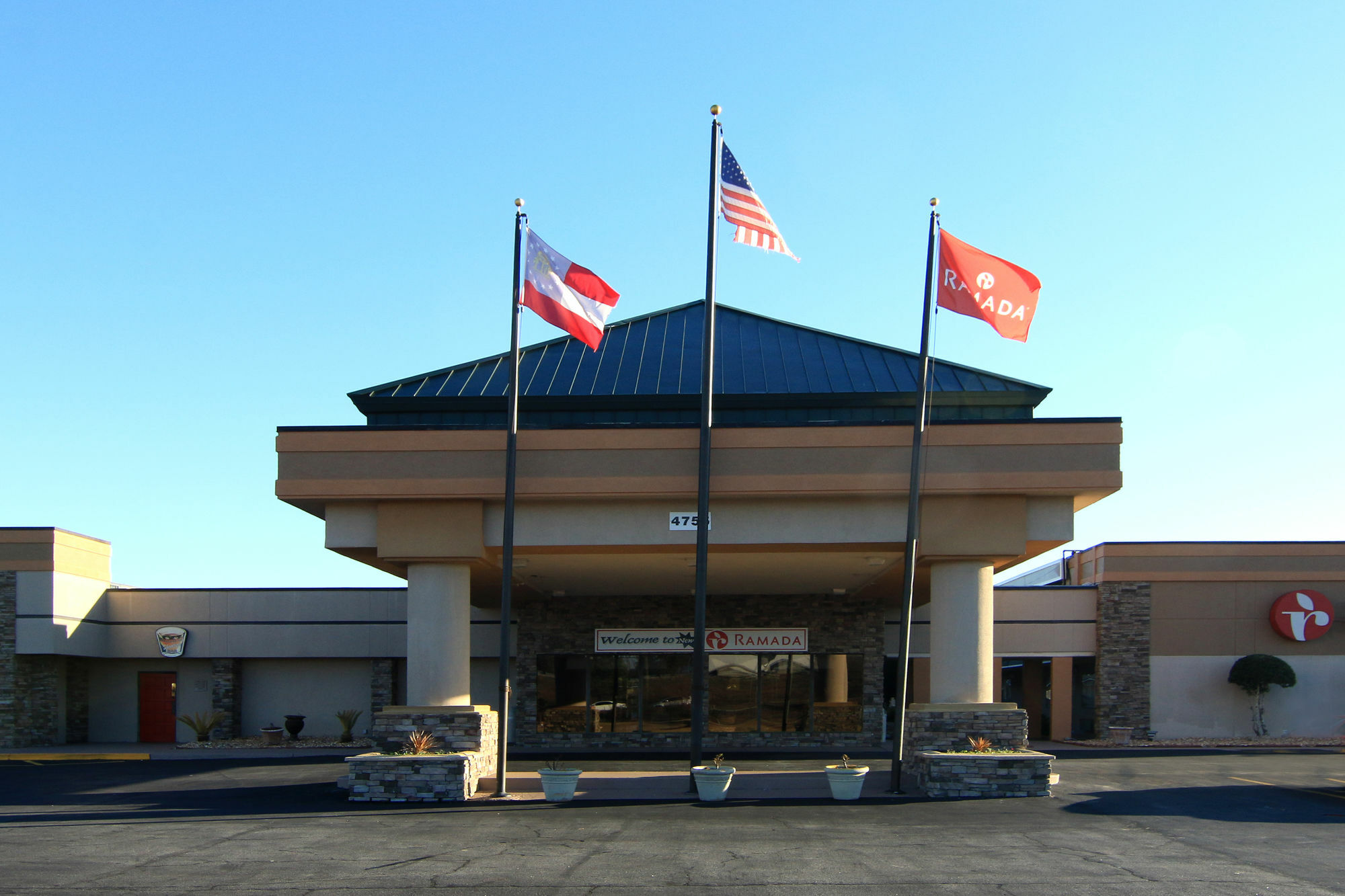 Ramada By Wyndham Macon Hotel Buitenkant foto